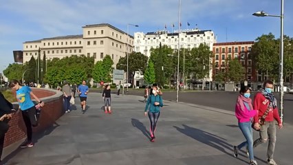 Vecinos de Atocha hacen ejercicio y pasean