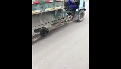 Ce camion roule sur 3 roues !