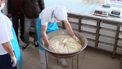 88 yıldır aynı yöntemle “kürek helva” yapıyorlar