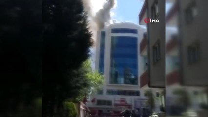 Esenyurt'ta bir kız öğrenci yurdunun çatısında yangın çıktı.