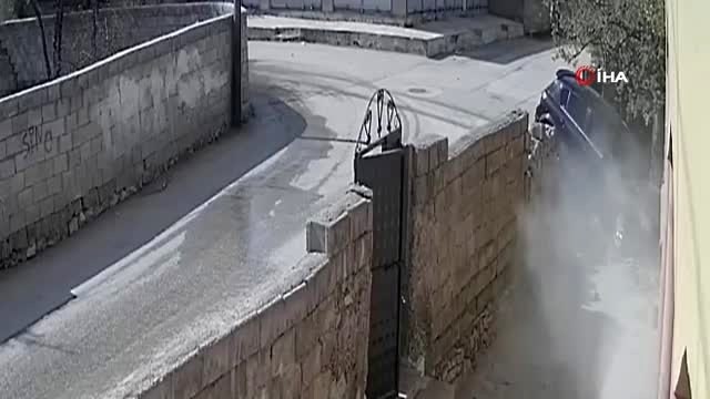 Sokağa çıkma kısıtlaması felaketten kurtardı... Hızını alamayan otomobil evin bahçesine böyle girdi