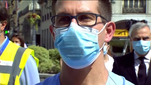 Ayuso asegura a los sanitarios que no volverá a pasar que tengan que trabajar sin protección