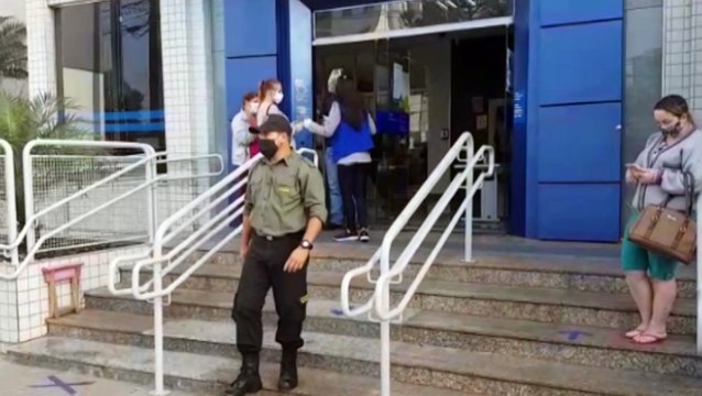 Com longas filas, atendimento na Caixa seguirá até 14h