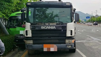 마을버스·덤프트럭 충돌...승객 4명 경상 / YTN