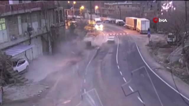 Sürücüsünün hakimiyetini kaybettiği otomobil caddedeki bir insanı teğet geçti, elektrik direğine...