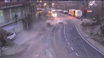 Sürücüsünün hakimiyetini kaybettiği otomobil caddedeki bir insanı teğet geçti, elektrik direğine...