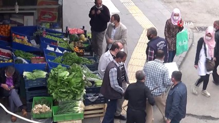 Kilisliler sosyal mesafe kurallarını hiçe sayıyor