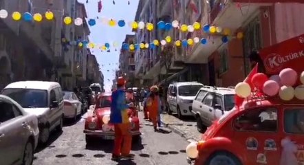 Vatandaş balkondan çaldı animasyon ekibi doyasıya oynadı