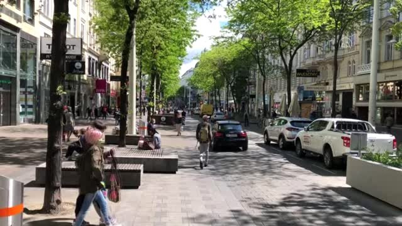 Avusturya'da Kovid-19 nedeniyle kapanan kuaför ve alışveriş merkezleri yeniden açıldı