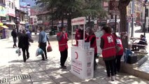 Türk Kızılay gönüllüleri dükkan dükkan gezip maske ve dezenfektan dağıttı