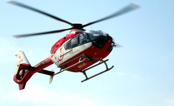 Acil hasta için tarlaya inmek isteyen ambulans helikoptere tarla sahipleri izin vermedi