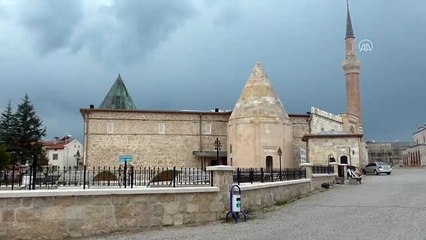 Tarihi camideki "hayır çarsısı" ihtiyaç sahiplerine yardım ulaştırıyor