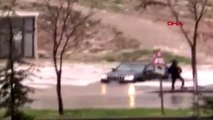 Ankara'da yoğun yağış; suya gömülen aracı kurtarmak için için itfaiye ekipleri geldi-1