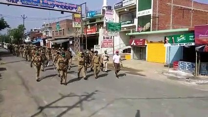 सीतापुर-पुलिस ने किया फ्लैग मार्च घरो में रहने की अपील की