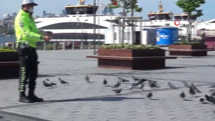 Trafik polisleri sokağa çıkma kısıtlamasında güvercinleri unutmadı