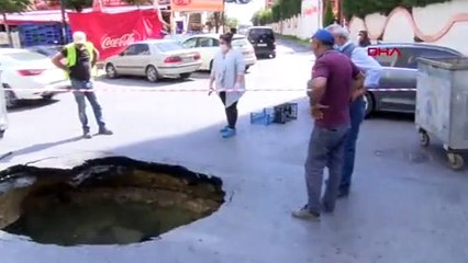 Esenyurt'ta yol çöktü, faciadan dönüldü