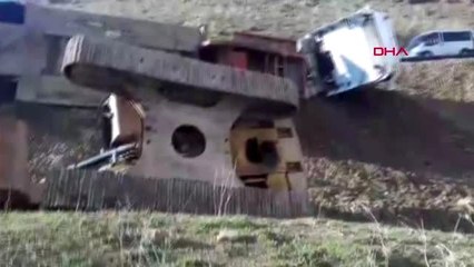 HAKKARİ Yüksekova'da, iş makinası yüklü TIR devrildi