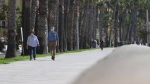 Vecinos mayores de Málaga salen tras el confinamiento para hacer deporte