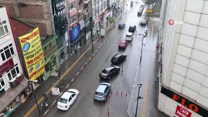 Karabük’te sağanak yağış ve dolu yağışı sonrası yollar göle döndü, vatandaşlar zor anlar yaşadı