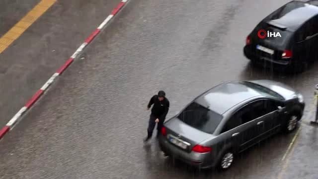 Karabük'te sağanak yağış ve dolu yağışı sonrası yollar göle döndü, vatandaşlar zor anlar yaşadı