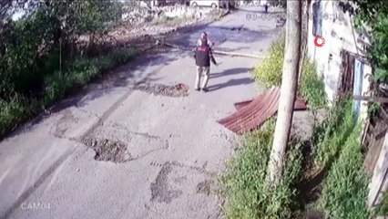 Gaziosmanpaşa'da suçüstü yakaladığı hırsızı sopayla böyle dövdü