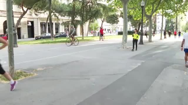 Miles de personas salen a correr en el primer día de alivio del confinamiento en Barcelona