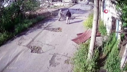 Gaziosmanpaşa'da ev sahibi suçüstü yakaladığı hırsızı sopayla böyle dövdü