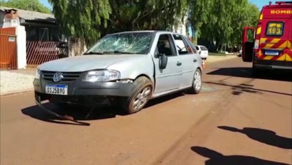 Veículo tomba em acidente no Bairro Cascavel Velho