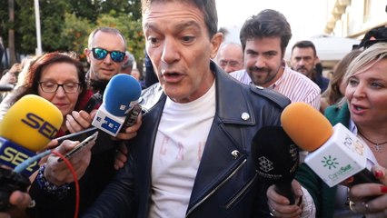 Banderas sufre un encontronazo con los 'paparazzi': "Seguiré confinado"