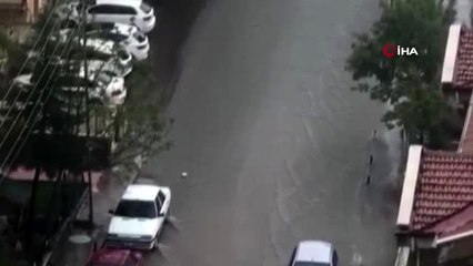 Başkent'te sağanak yağmur sonrası sokaklarda su taşkınları meydana geldi