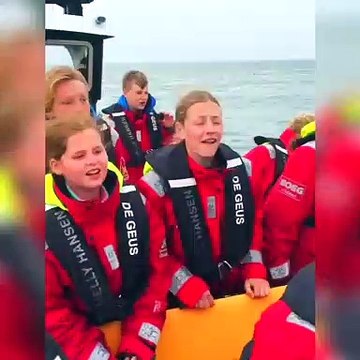 Il court après une otarie pour une raison incroyable