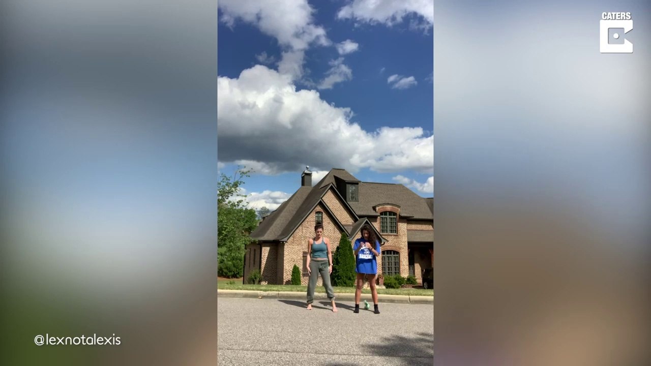 Regardez qui vient ruiner la vidéo TikTok de ces filles... Trop drôle