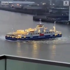 Un ferry fait des donuts sur la Tamise en hommage aux soignants