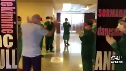 Koronavirüsü yenen doktor, alkışlarla taburcu oldu