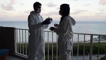 Demande en mariage en combinaisons pendant le confinement !