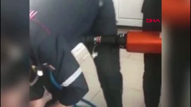 ŞANLIURFA Başı demir korkuluğa sıkışan çocuğu itfaiye kurtardı