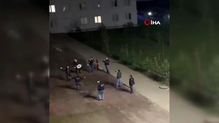 Yurtlarda karantinada olan vatandaşlara davullu zurnalı moral etkinliği