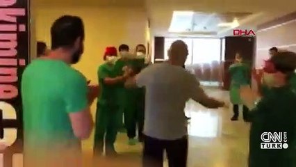 Скачать видео: Koronavirüsü yenen doktor, alkışlarla taburcu oldu