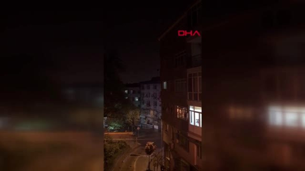 SİLİVRİ'DE ŞİMŞEKLER GECEYİ AYDINLATTI