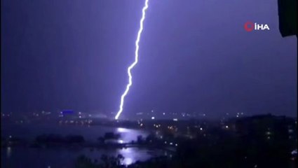 İstanbul'da şimşekler gökyüzünü aydınlattı