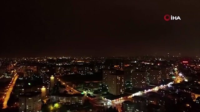 İstanbul'da şimşekler geceyi aydınlattı