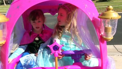 Sophia, Isabella e Alice Passeando na Carruagem da Disney Princesas