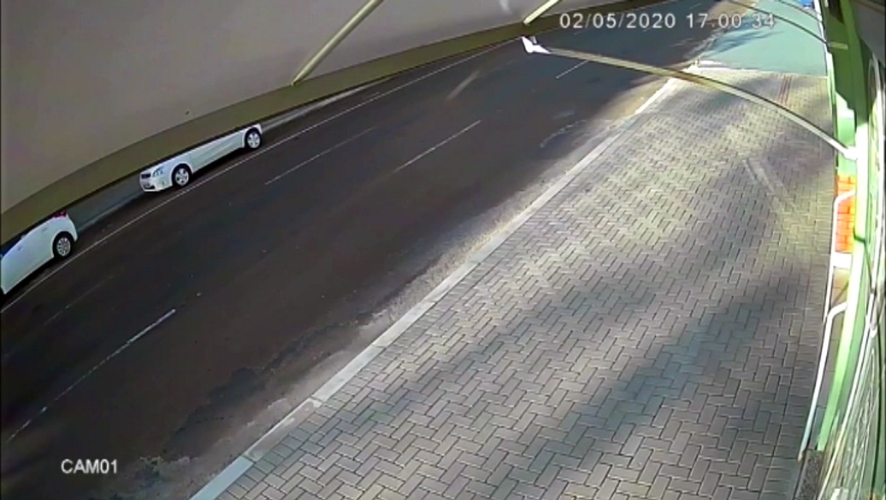 Capacete sai da cabeça de motociclista durante acidente; veja o vídeo