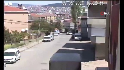 Sokağa çıkma kısıtlamasında hava almak için evden çıktı; polisi görünce böyle kaçtı