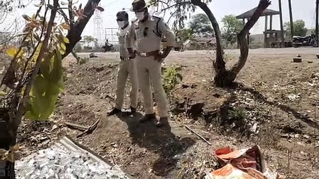 जमीन में प्लास्टिक की टंकियां दबाकर रखी की थी अवैध शराब