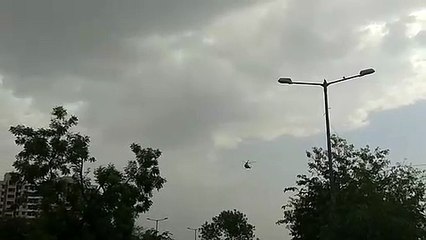 कोरोना वॉरियर्स को वायुसेना ने ऐसे किया सलाम, बजती रहीं तालियां... वीडियो बनाते रहे लोग