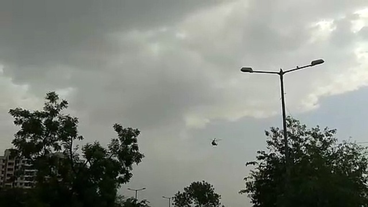 कोरोना वॉरियर्स को वायुसेना ने ऐसे किया सलाम, बजती रहीं तालियां... वीडियो बनाते रहे लोग