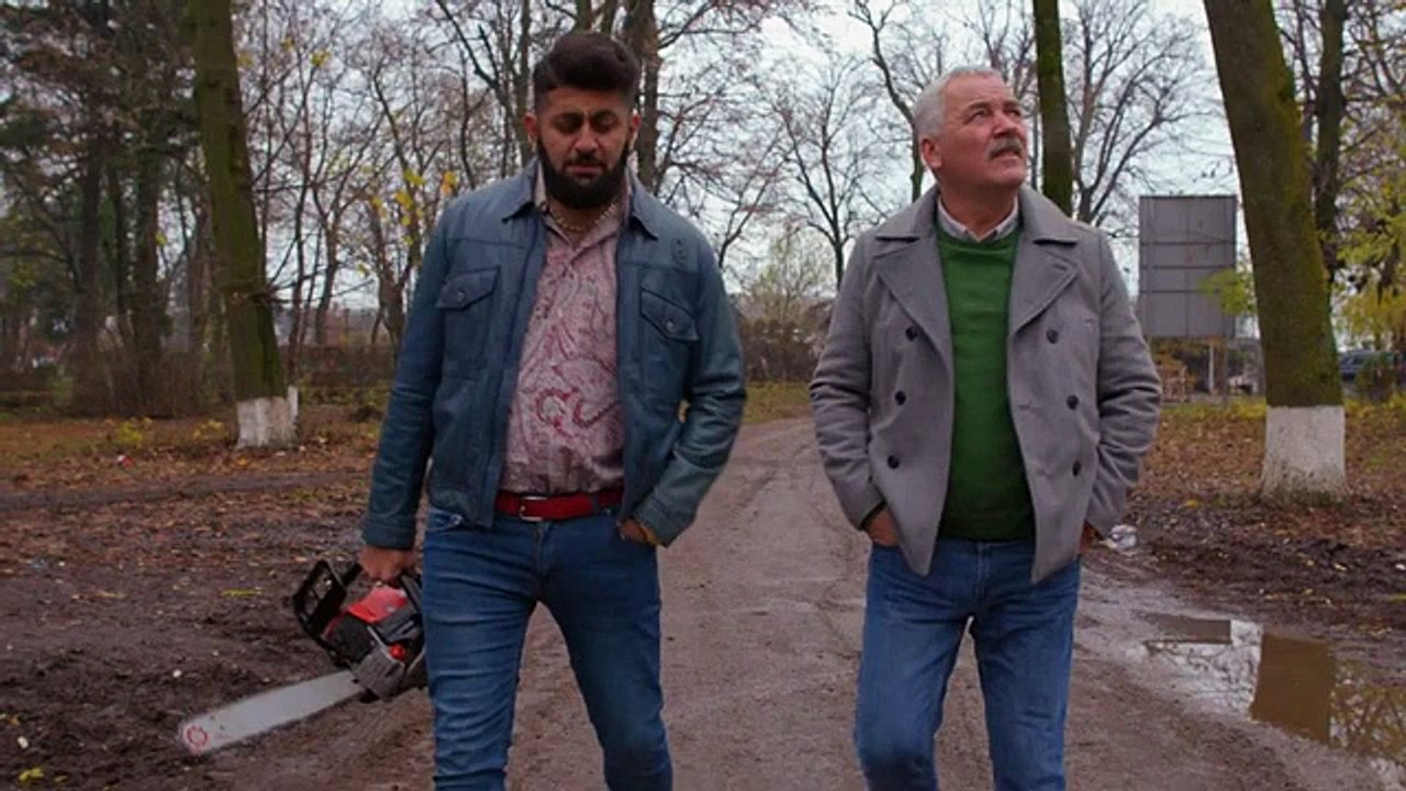 Preotul orașului învață să facă exorcizări de la Flori Ieși din el, demon murdar!