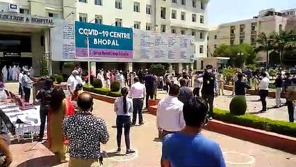 एम्स, चिरायु अस्पताल मेें वायुसेना के विमान के द्वारा की गई पुष्प वर्षा