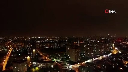 İstanbul'da şimşekler geceyi gündüze çevirdi